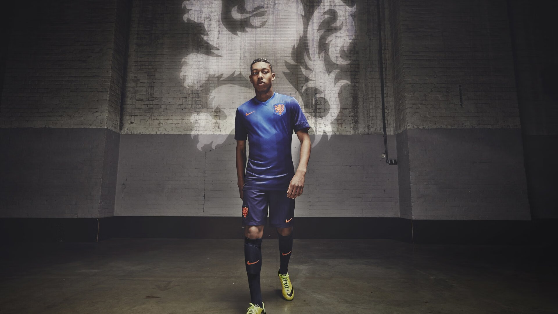 “腰旗橄榄球:东部新区赛场引发极限运动热潮”