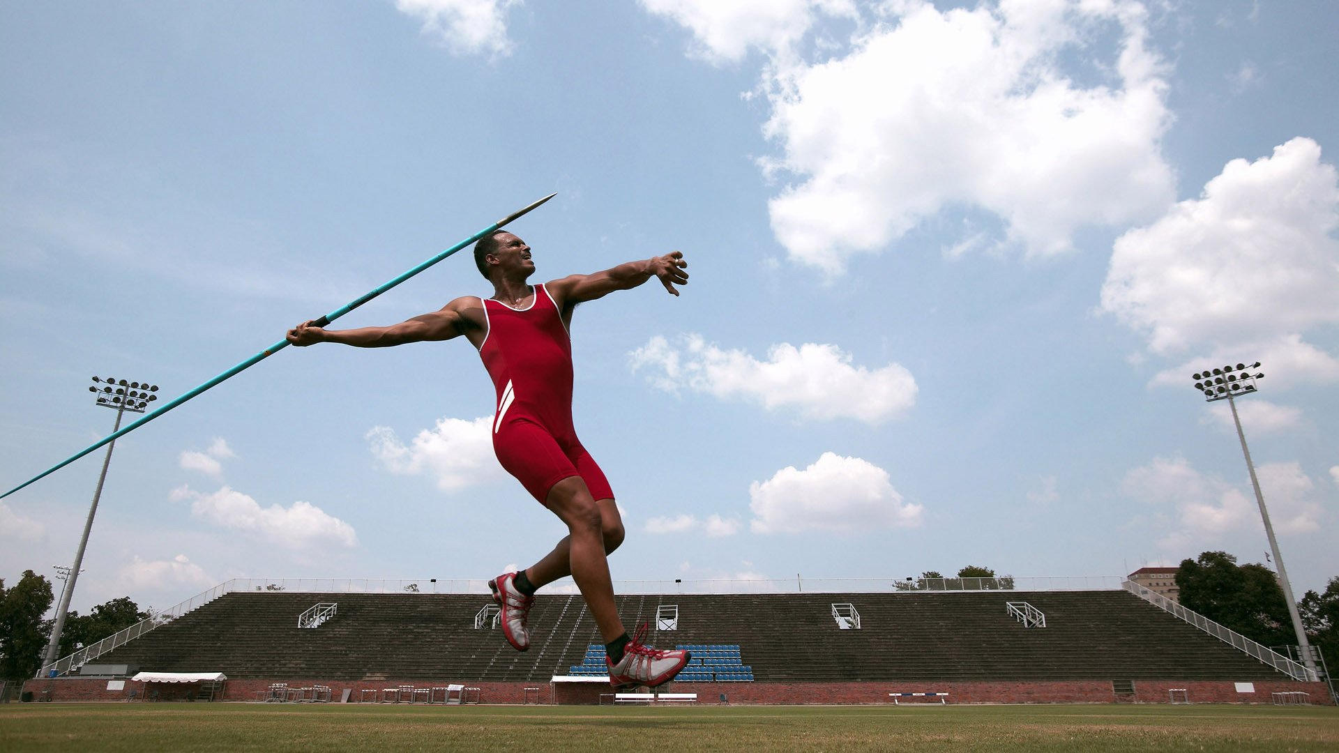 “擂台争锋，自由搏击赛事见证巅峰对决！”